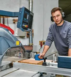  ?? Foto: Peter Fastl ?? Der 24-jährige Martin Albrecht ist seit kurzem Schreinerm­eister. Die Prüfung hat er als Bester seines Jahrgangs abgelegt.