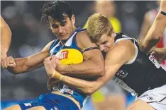  ?? Picture: AAP ?? BIG GRAB: Nick Riewoldt claims Robbie Tarrant.