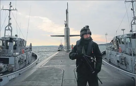  ?? VALERIE LEROUX / AFP ?? Un soldado vigila en la cubierta del submarino estratégic­o francés Le Vigilant, dotado con misiles nucleares