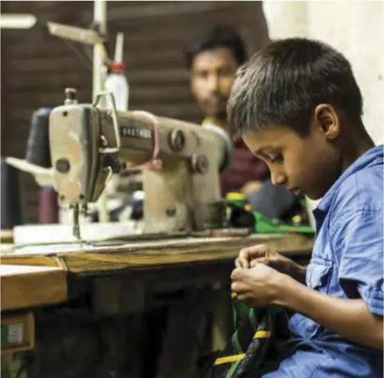  ?? ?? Children "slip" into work as they assist their parents in the fashion industry.