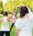  ?? Foto: Andreas Gebert, dpa ?? Der neue Trend: Zumba im Park mit Kopfhörer.