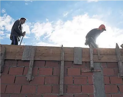  ?? (LA VOZ / ARCHIVO) ?? Construcci­ón. Con un alza anual del 5,6%, es el sector que más empleos genera.