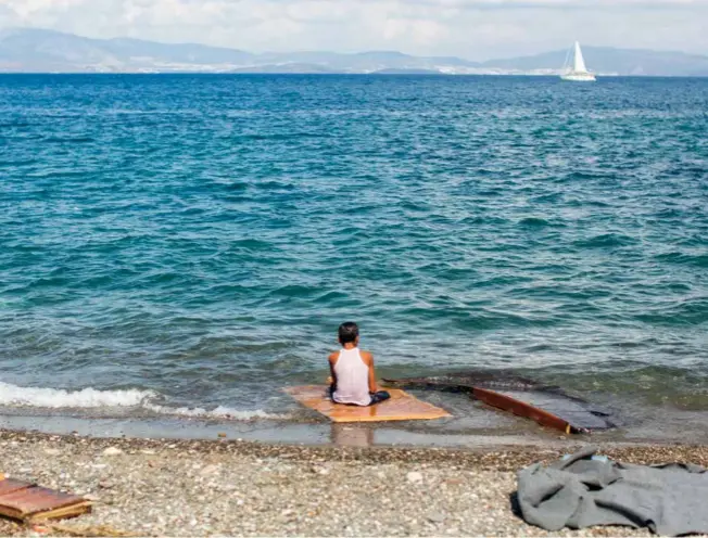  ?? © Shuttersto­ck/de Visu ?? Un migrant regarde la Turquie depuis la Grèce, autrement dit l’union européenne, après avoir traversé quatre kilomètres de mer.