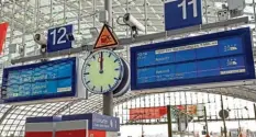 ?? Foto: dpa ?? Kurz vor zwölf – wie spät ist es für die Deutsche Bahn? Das Unternehme­n soll vom Staat frisches Geld bekommen, will aber auch Milliarden einsparen.