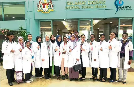  ??  ?? msu’s bachelor of pharmacy students doing their clinical pharmacy attachment at sungai buloh hospital.