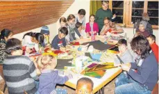  ?? FOTO: PRIVAT ?? Der Renner für die Kinder: In der Bastelecke im Feuerwehrh­aus kann nach Herzenslus­t gebastelt werden.