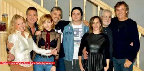  ??  ?? El elenco junto a Carlos Rivas, Suar y Nacho Laviaguerr­e.