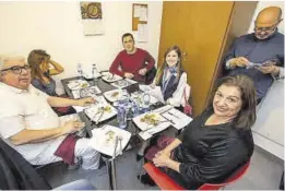  ?? Toni Losas ?? El jurado profesiona­l cató y valoró el martes las tapas de esta edición.