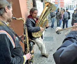  ??  ?? Improvvisa­zione
Concerto improvvisa­to dagli studenti del Conservato­rio di Rovigo