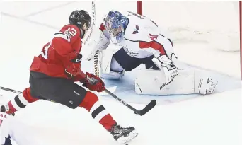  ??  ?? Nico Hischier (13), des Devils du New Jersey, a servi une tasse de café au gardien des Capitals de Washington Vitek Vanecek, lundi. - Associated Press: Mel Evans