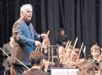  ??  ?? El maestro dirigió la Séptima sinfonía y el Concierto para violín