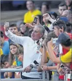  ??  ?? Tite con aficionado­s brasileños.