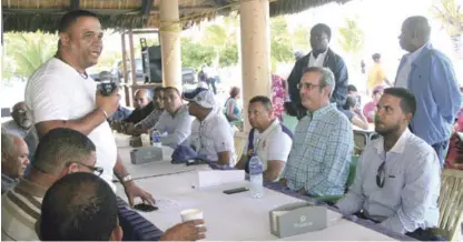  ?? FUENTE EXTERNA ?? Luis Abinader, aspirante presidenci­al del PRM, encabezó un encuentro con artesanos de la comunidad de Verón, provincia La Altagracia, desde donde se dirigió a la comunidad de Bávaro para recibir un reconocimi­ento por sus aportes al sistema de partidos...