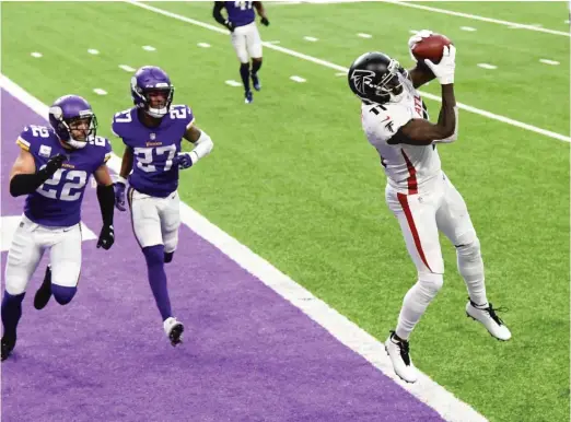  ?? HANNAH FOSLIEN/GETTY IMAGES ?? Falcons wide receiver Julio Jones catches a touchdown pass in front of the Vikings’ Harrison Smith (22) and Cameron Dantzler on Sunday.