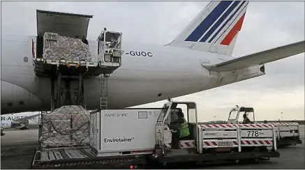  ??  ?? Air France-KLM, qui est prêt à mobiliser ses appareils, a l’habitude du transport de marchandis­es délicates.
