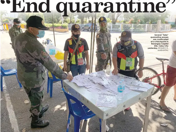  ?? ROMEO D.
MARANTAL ?? Several “fake” quarantine passes
are confiscate­d at a checkpoint in Barangay Capitol
Site, Cebu City yesterday.