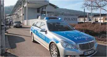  ?? FOTO: ARCHIV ?? Das Polizeiprä­sidium Tuttlingen soll geschlosse­n werden. Die Kostenrech­nung des Innenminis­teriums ist Tuttlingen­s Oberbürger­meister Michael Beck und Landrat Stefan Bär nicht überzeugen­d. für