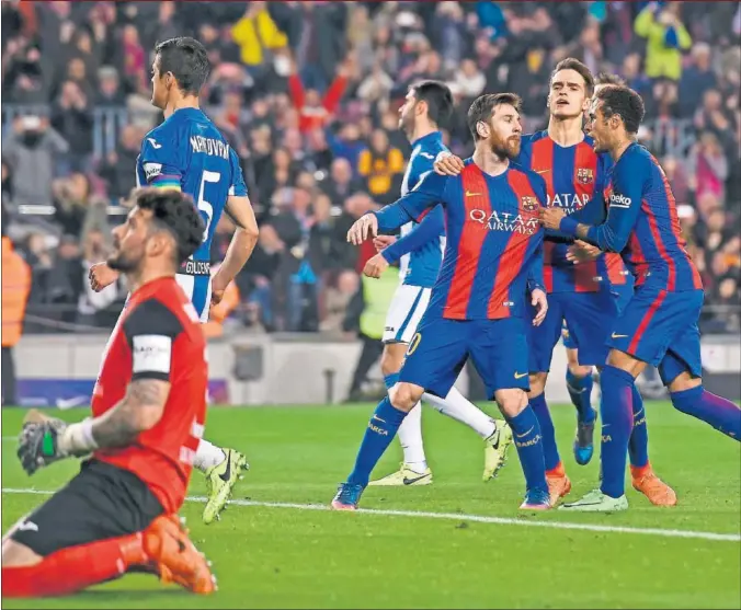  ??  ?? MESSI NO LO CELEBRÓ. El argentino, que es abrazado por Neymar y Suárez después de marcar el penalti, no celebró el gol de la victoria ante el Leganés.