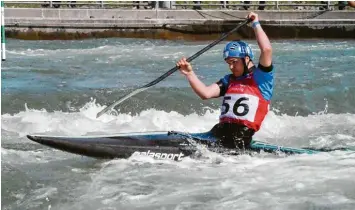  ?? Fotos: Jürgen Lindolf ?? Der Friedberge­r Paddler Philipp Süß vom Verein Kanu Schwaben Augsburg holte beim Kanuslalom in Markkleebe­rg gleich zwei Meistertit­el.