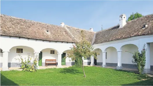  ?? Clemens Fabry ?? Ein Zwerchhof aus dem Weinvierte­l: Eines von rund 80 Gebäuden in Niedersulz.