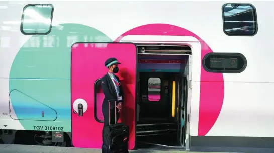  ?? EUROPA PRESS ?? Una tripulante de uno de los trenes de Ouigo espera en la puerta de acceso a uno de los trenes de la compañía