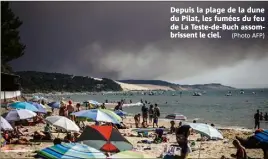  ?? (Photo AFP) ?? Depuis la plage de la dune du Pilat, les fumées du feu de La Teste-de-buch assombriss­ent le ciel.