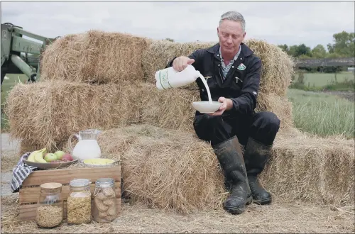  ?? PICTURE: ARLA ?? GOOD START TO THE DAY: Farmer and part-time teacher Neil Dyson demonstrat­es the ingredient­s needed for a healthy breakfast.