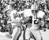  ?? AP ?? Packers fullback John Brockingto­n runs for a first down against the Bears in 1971 at Soldier Field.
