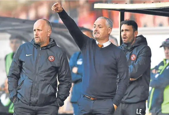  ??  ?? Dundee United manager Ray McKinnon (centre) shouts out orders from the dug-out to his Tangerines at East End Park.