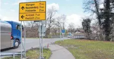  ?? FOTO: STEPPAT ?? Kurz vor der Brücke über die Untere Argen endet der aus dem Bodenseekr­eis kommende Radweg entlang der L333. Auf Sicht soll er bis zum Ortseingan­g von Primisweil­er verlängert werden.