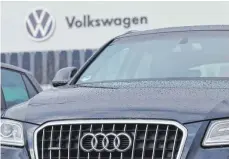  ?? FOTO: JAN WOITAS/DPA ?? Audi vor dem Zwickauer VW-Werk: Das Urteil wird der BGH am 16. September sprechen, viel Hoffnung machte das Gericht dem Kläger nicht.