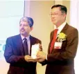  ??  ?? Anuruddha Wijeskera, Director, Tea, Euro Asia Corporatio­n receiving the award from President, Hong Kong Trade Developmen­t Council