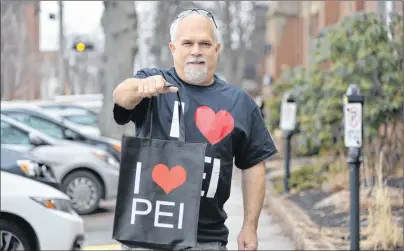  ?? TERRENCE MCEACHERN/THE GUARDIAN ?? Islander Lloyd Kerry is selling I (heart) PEI shirts this summer.