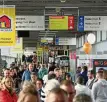  ?? HEIKO REBSCH / DPA ?? Besucher strömen nach zwei Jahren Corona-Pause zu den Messehalle­n.