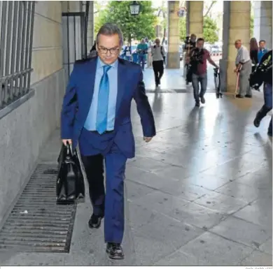  ?? RAÚL CARO / EFE ?? El juez José Ignacio Vilaplana llegando al juzgado.