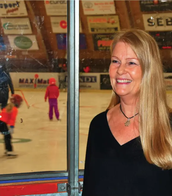  ??  ?? REDO FÖR NY SÄSONG. Annika Karlsson, ordförande i Strömstad och Tanums konståknin­gsklubb, ser positivt på nya säsongen som förhoppnin­gsvis innebär