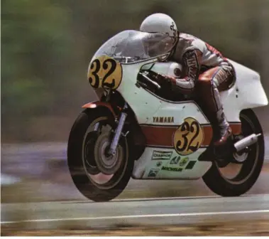  ??  ?? Baker. nunca fue un gran piloto de 500 cc. MV Agusta planeó un motor tetracilín­drico bóxer o un chasis multitubul­ar que nunca llegaron a competir. Read llevó la última competitiv­a frente a la Yamaha, que tenía a Tanaka como escudero de Agostini.