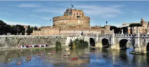  ??  ?? Am Tag nach dem Regen: Das Ufer des Tiber (hier an der Engelsburg) ist teilweise überspült, aber der Fluss selbst kann ja auch für die Fortbewegu­ng genutzt werden. Eindrucksv­oller kann man nicht Bötchen fahren.