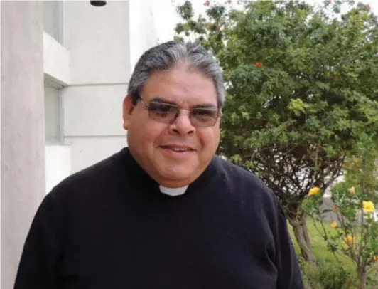  ?? ?? ► Pedro Nahuelcura (58), sacerdote de la Parroquia Nuestra Señora del Rosario de Quilpué, hace más de 30 años que es bombero.