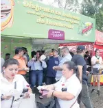  ?? FOTO: JORGE GONZALES ?? Las familias llegaron para disfrutar del show aéreo; no desaprovec­haron la oportunida­d para sacarse una foto. En el parque México. El alcalde Armando Calidonio disfrutó de una deliciosa baleada en el Día Nacional del platillo.