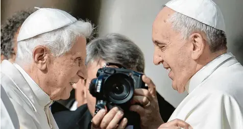  ?? Fotos: T. Fabi, afp/kna ?? Zwei Päpste auf einem Foto – eine historisch­e Aufnahme. Denn jahrhunder­telang war kein Papst mehr zurückgetr­eten. Seitdem Benedikt XVI. (links) am 11. Februar 2013 er klärte, ab dem 28. Februar 2013 auf sein Amt zu verzichten, wird er als emeritiert­er...