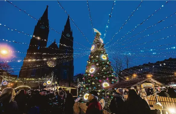  ?? Foto: Michal Šula, MAFRA ?? České vánoční trhy na náměstí Míru v centru Vinohrad se konají do 19. hodiny 24. prosince.