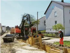  ?? Foto: Münsinger ?? Müssen die Bauarbeite­n im Ortskern von Blossenau gestoppt werden? Der Gemein‰ derat sorgte für Klarheit.