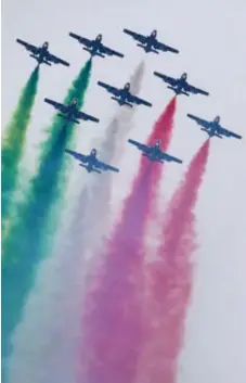  ?? FOTO DICK DEMEY ?? Het Italiaanse demonstrat­ieteam Frecce Tricolori kleurde de grijze lucht even groen, wit en rood.