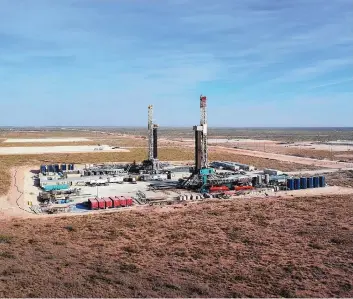  ?? EDDIE MOORE/JOURNAL ?? Two drilling rigs are installed in the Permian Basin southeast of Carlsbad.