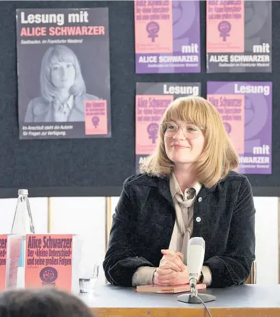  ?? ?? Das Buch, das sie bekannt machte: Nina Gummich als Alice Schwarzer bei der Präsentati­on von „Der ‚kleine Unterschie­d‘ und seine großen Folgen“im zweiteilig­en Biopic „Alice“.