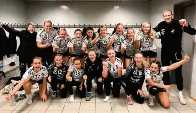  ?? FOTO: GRANE ARENDAL ?? PREMIEREJU­BEL: Granes J16-jenter etter 1. runde. Foran fra venstre er Hanne Krogelien, Kamilla Fjaerbu Knutsen, Diana Ristic, Hanne Aurebekk, Mari Johnsen, Elisabeth Ellevold og Keziah Lillestø. Bak fra venstre er Sascha Juul (trener), Martine Nilsen, Amalie Stokke, Sofie Pettersen, Hedda Gustavsen, Andrine Nilsen, Julia Corneliuss­en, Live Petersen, Anne Skjeggedal og Jesper Munk (trener).