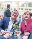  ?? FOTO: DPA ?? Merkel und Laschet posieren für ein Foto von Christian Lindner.