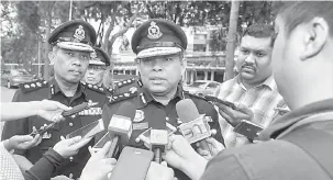  ?? — Gambar Bernama ?? SIASAT: Mohd Zakaria ketika sidang media selepas menyampaik­an surat penghargaa­n kepada anggotanya pada majlis Perhimpuna­n Bulanan Polis Kontinjen Johor di Ibu Pejabat Polis Kontinjen Johor dekat Johor Bahru, semalam.