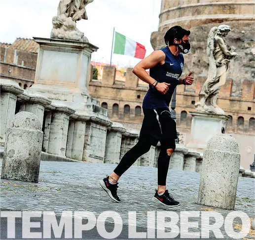  ?? (Ansa) ?? Protetto
A Roma, nei pressi di Ponte Sant’angelo, un runner corre con la mascherina. Sarà obbligator­ia in Veneto e Lombardia